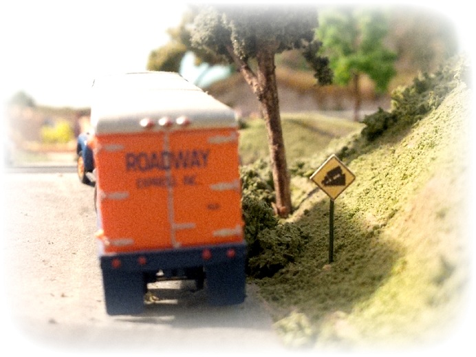 N-scale-railroad-crossbucks-crossing-signs